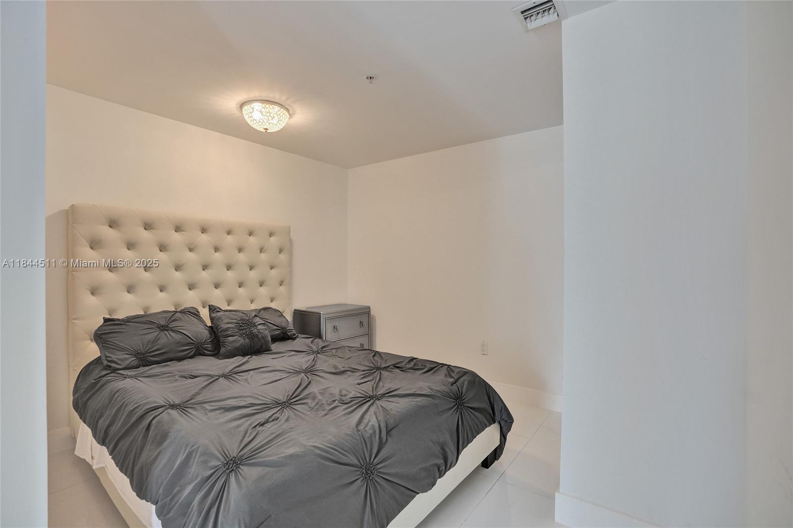MINT CONDO - Residential