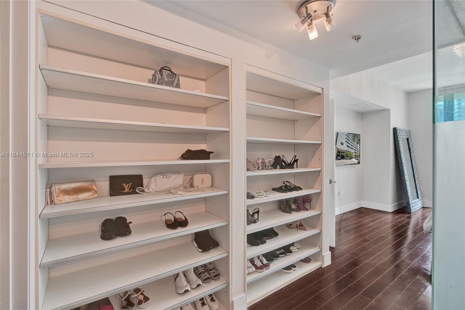 MINT CONDO - Residential