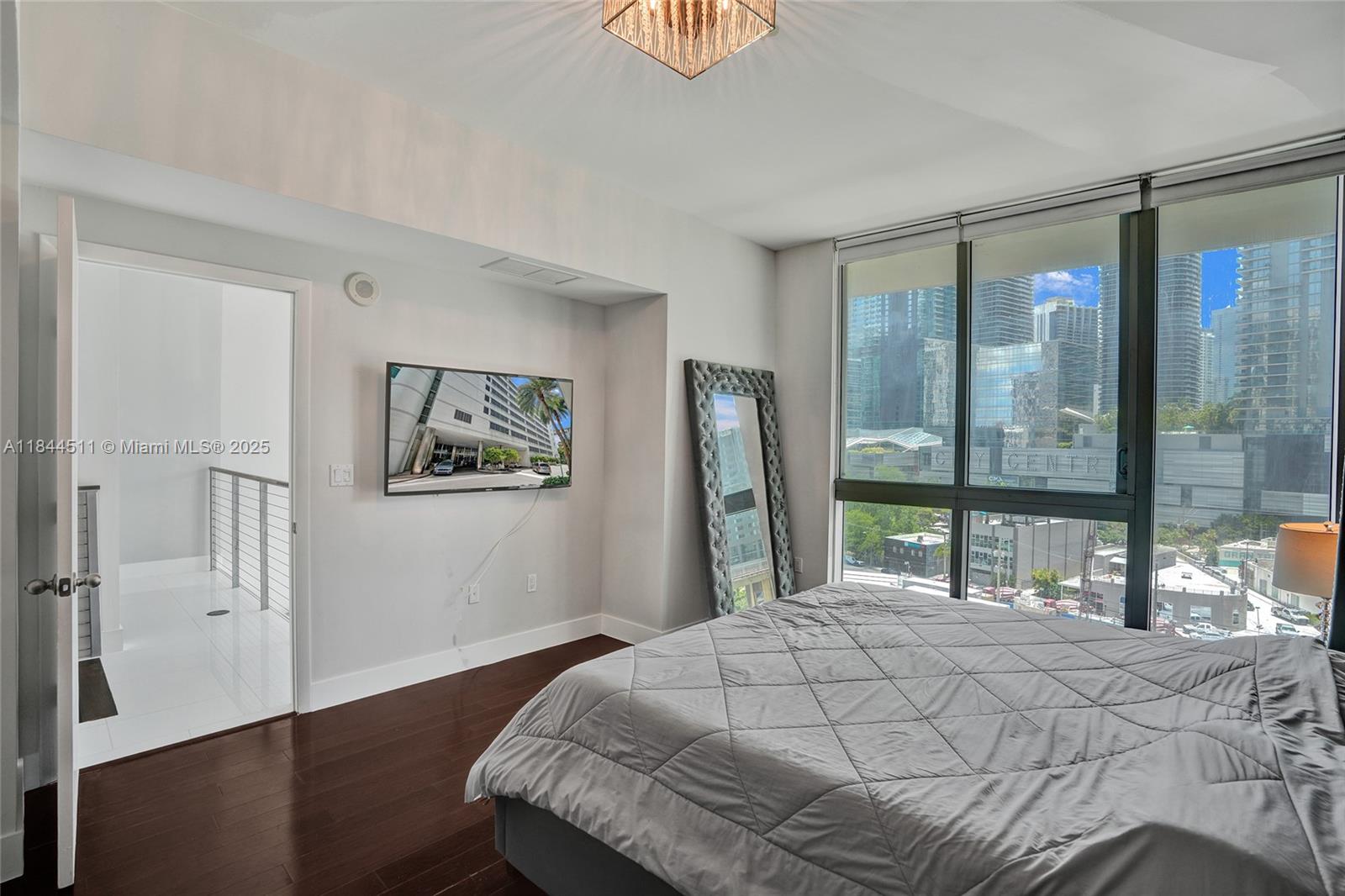 MINT CONDO - Residential