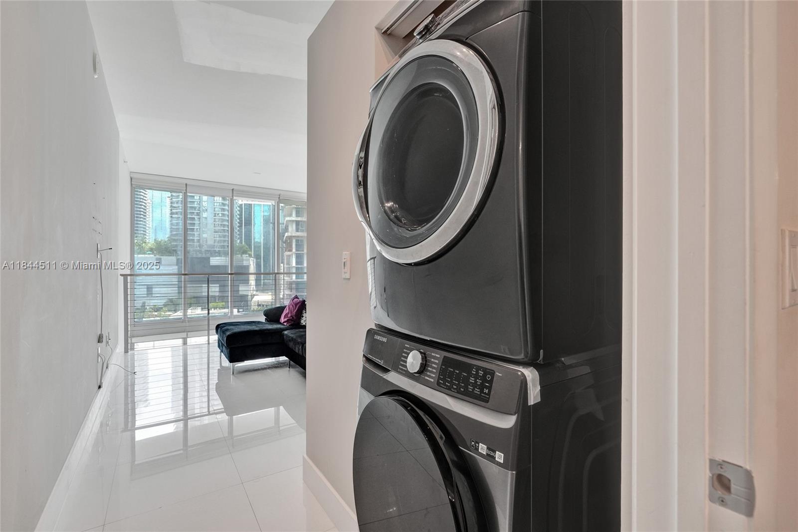 MINT CONDO - Residential