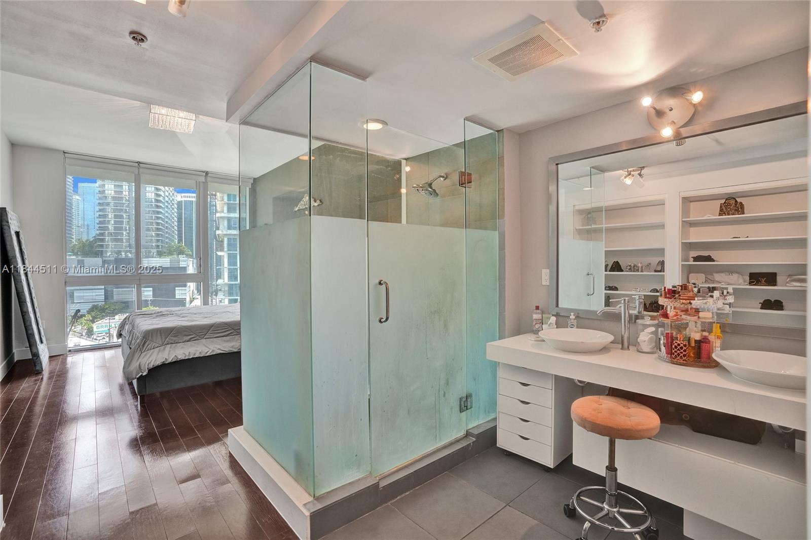 MINT CONDO - Residential