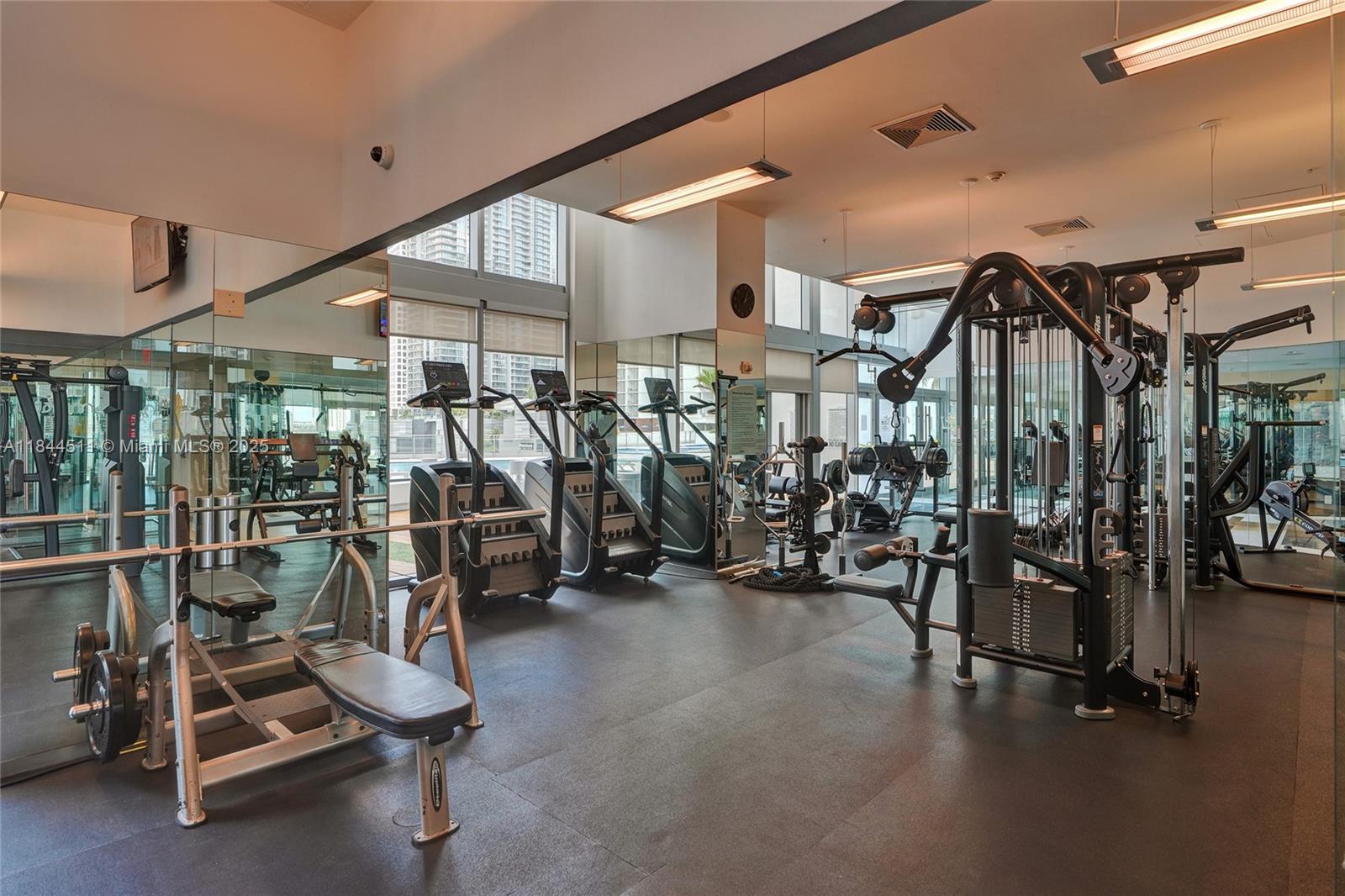 MINT CONDO - Residential