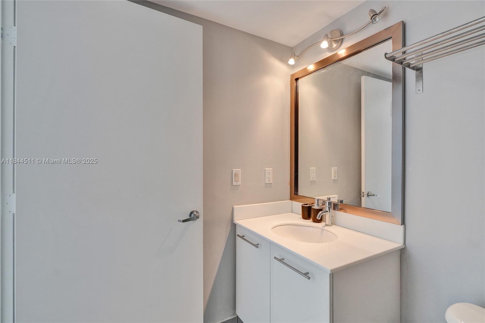 MINT CONDO - Residential