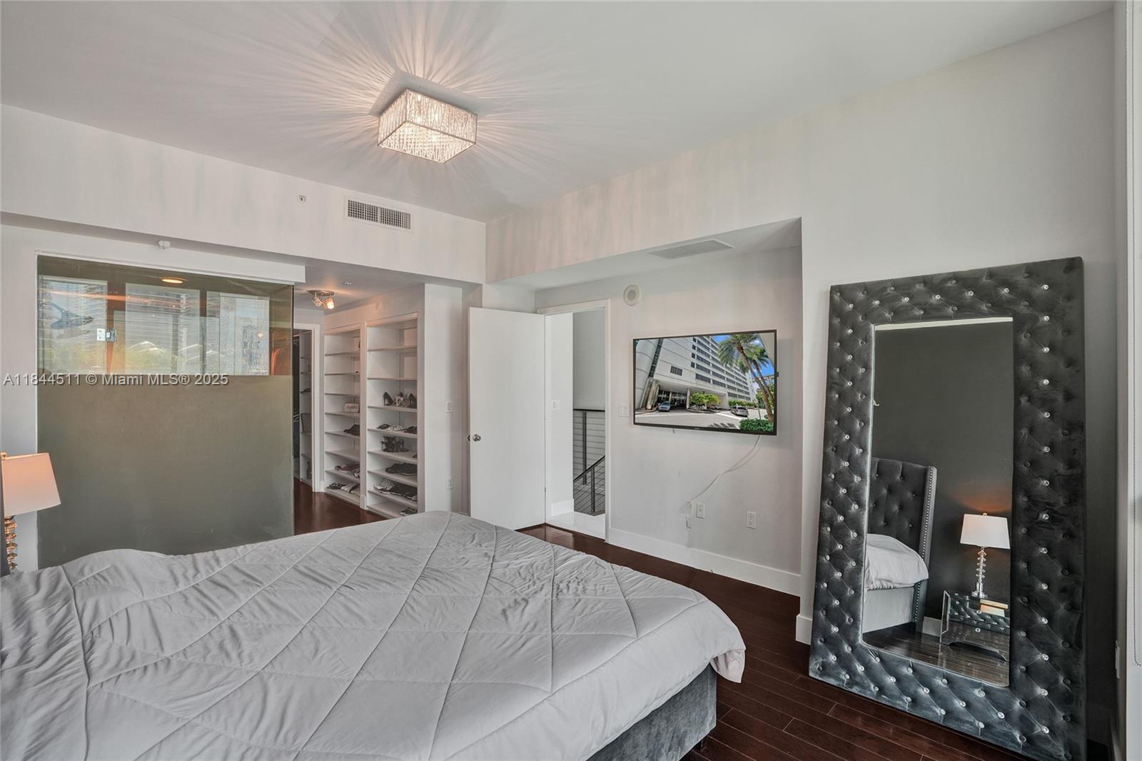 MINT CONDO - Residential