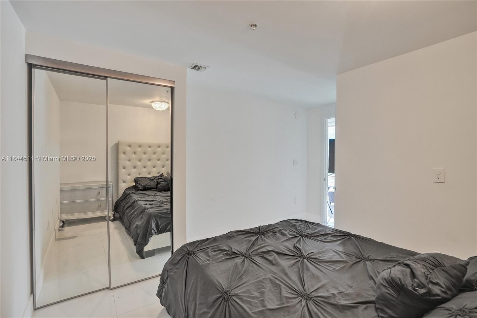 MINT CONDO - Residential