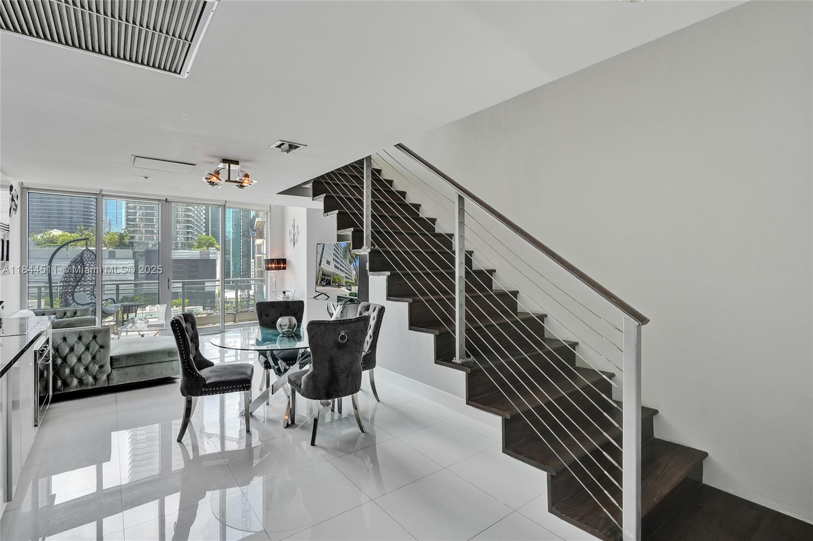 MINT CONDO - Residential