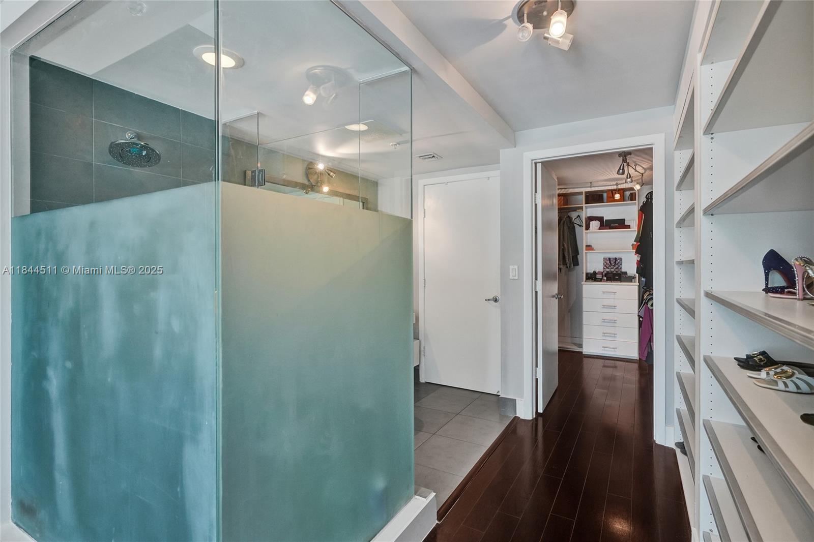 MINT CONDO - Residential