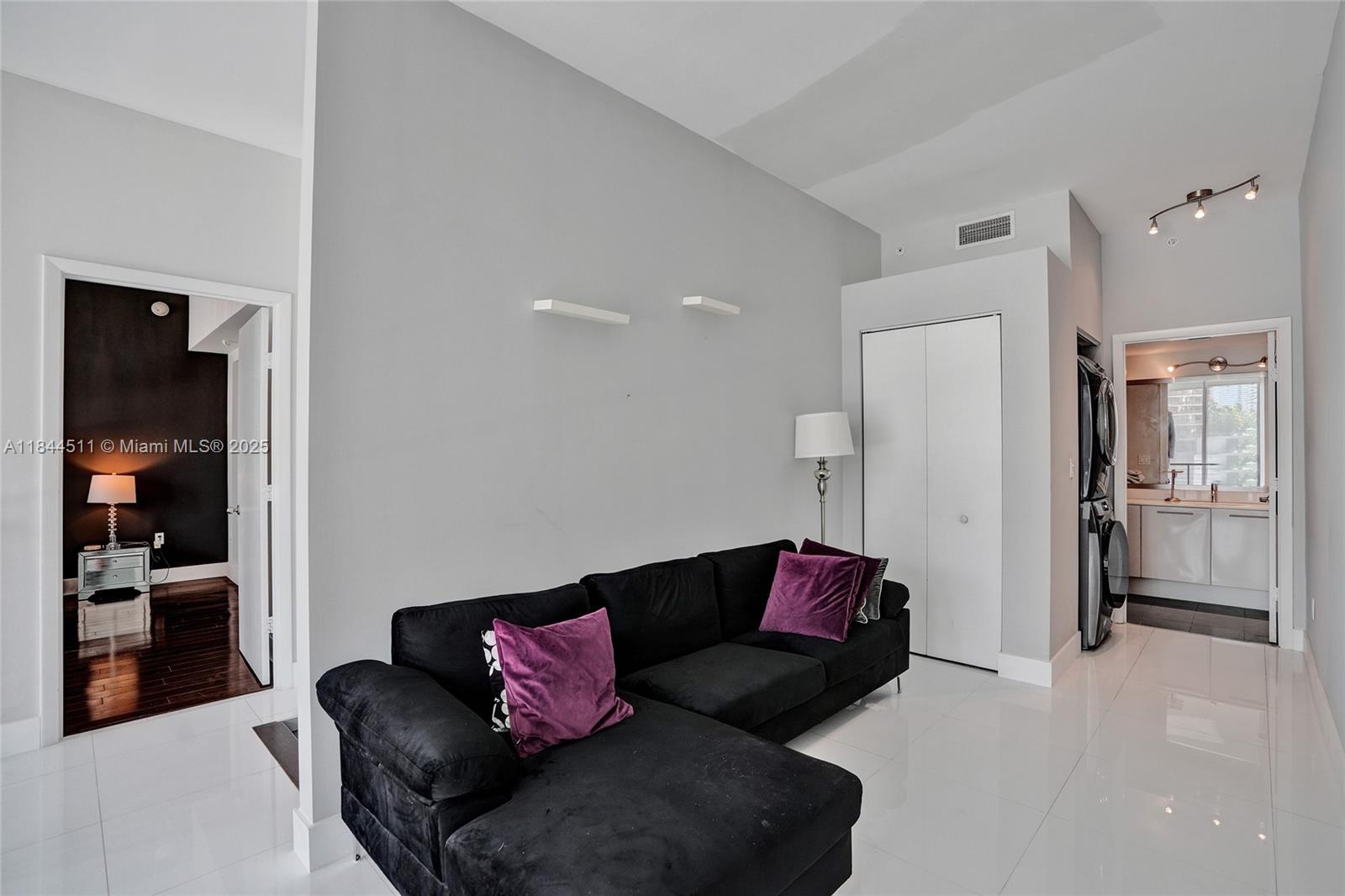 MINT CONDO - Residential