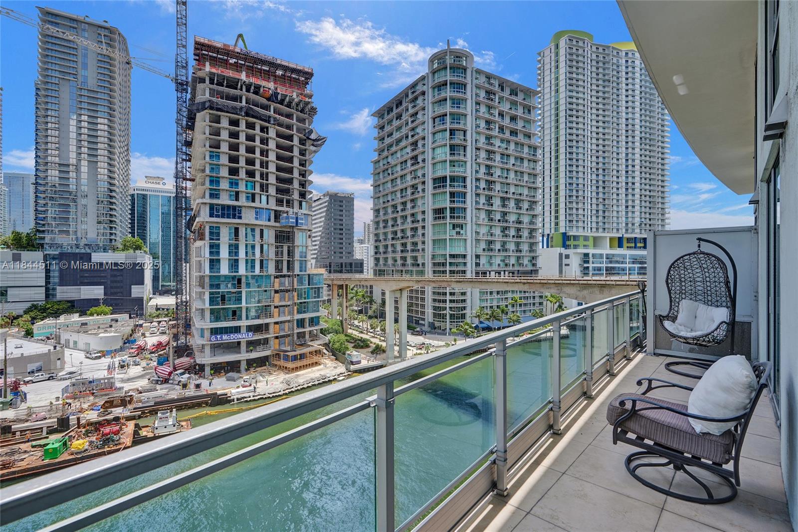 MINT CONDO - Residential