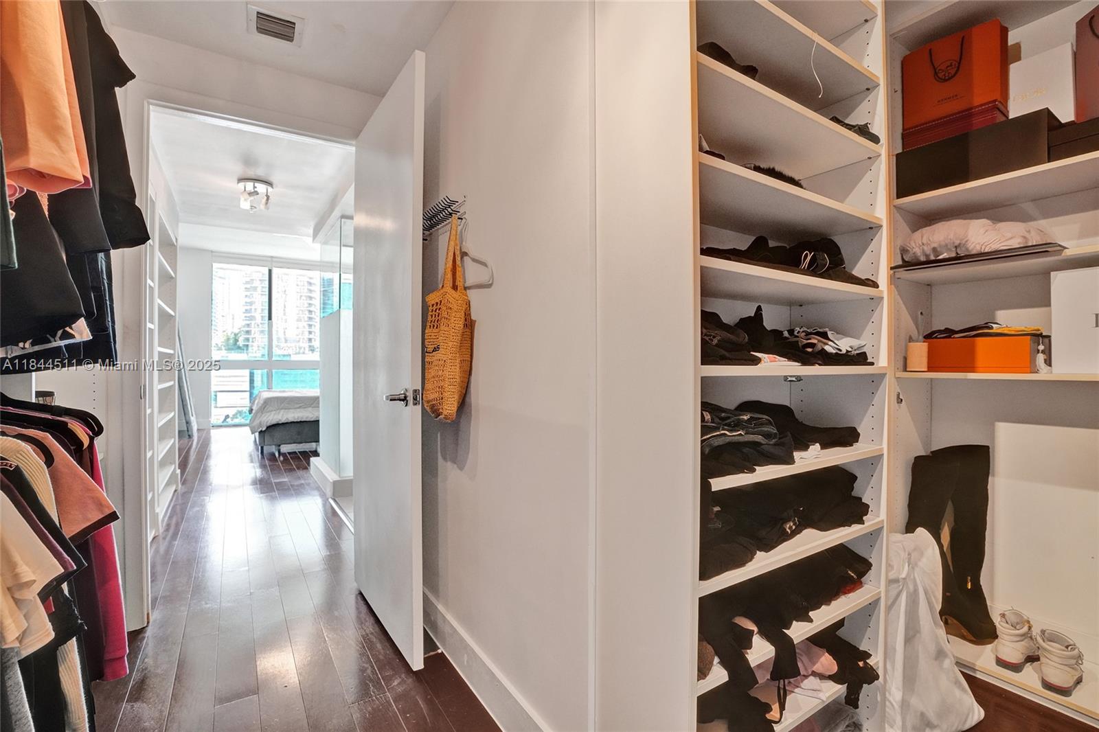 MINT CONDO - Residential