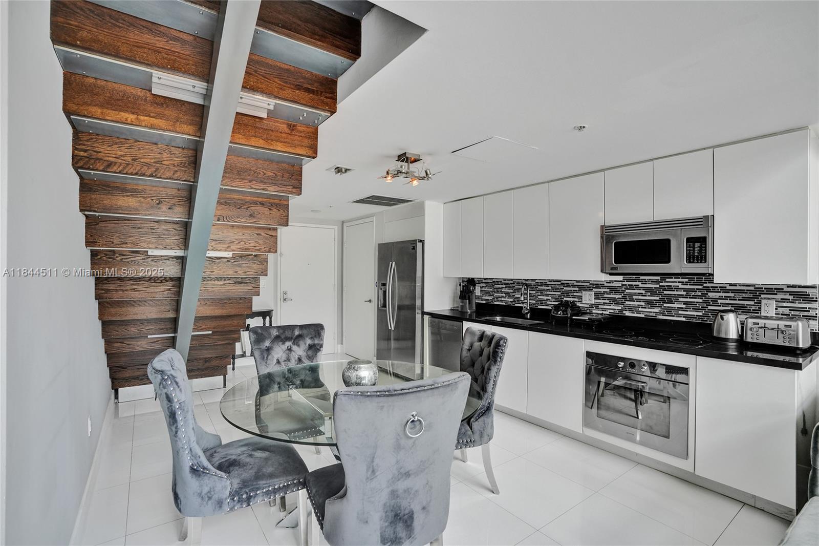 MINT CONDO - Residential