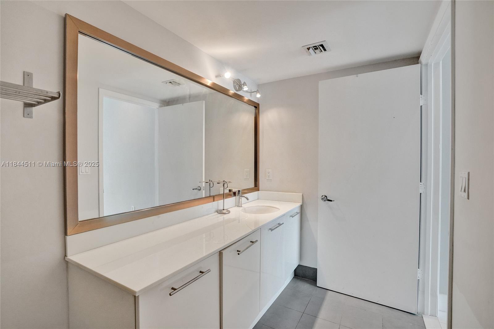 MINT CONDO - Residential