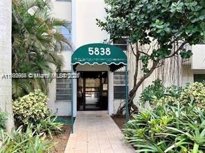 Don't miss out on the opportunity to lease your new home in the much south after and rarely available Alca Building. This 2 bedroom 1.5 bath 2 level condo is fabulously located walking distance to all the shops and restaurants in SoMi. Urban living at its best! Very large master bedroom with large walk-in closet and private balcony. Second bedroom also features a walk in closet. Featuring 2 gated and assigned parking spots. Building has call box entry. New appliances and window treatments were installed but not reflected in the photos.