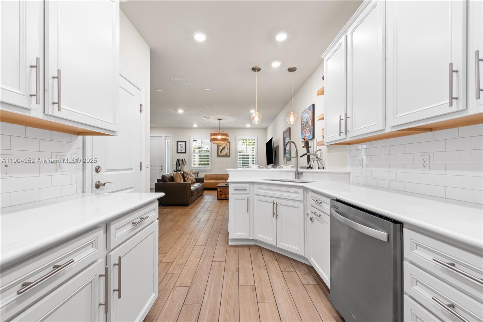 HILLCREST COUNTRY CLUB SO - Residential Lease