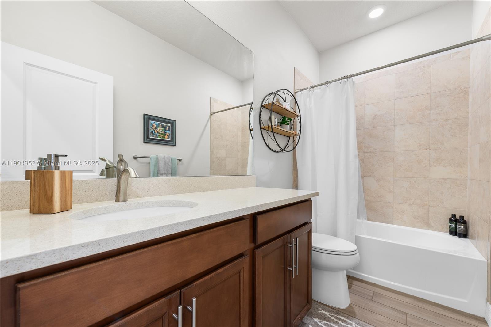 HILLCREST COUNTRY CLUB SO - Residential Lease