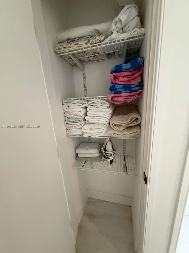 HOLLYWOOD PARK - Residential Lease