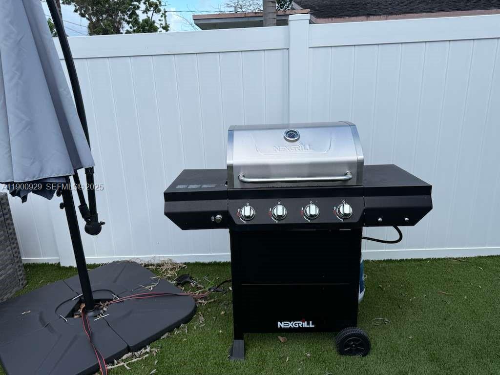 HOLLYWOOD PARK - Residential Lease