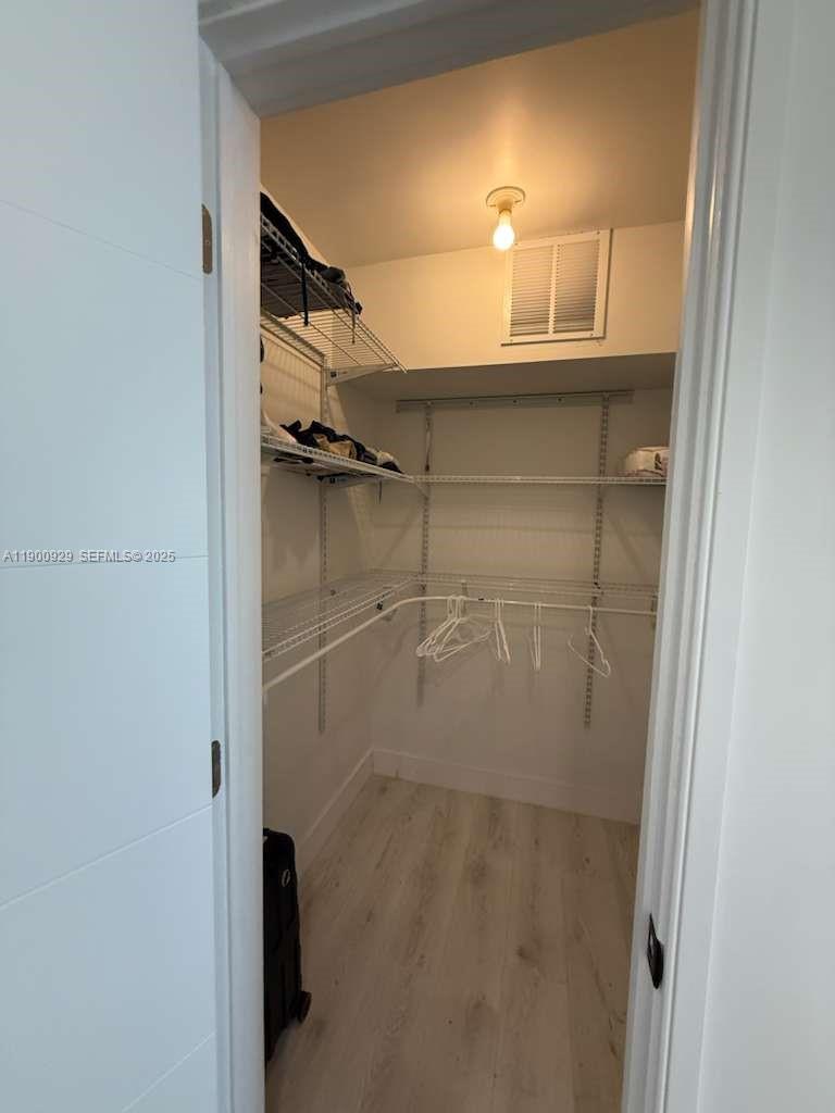 HOLLYWOOD PARK - Residential Lease