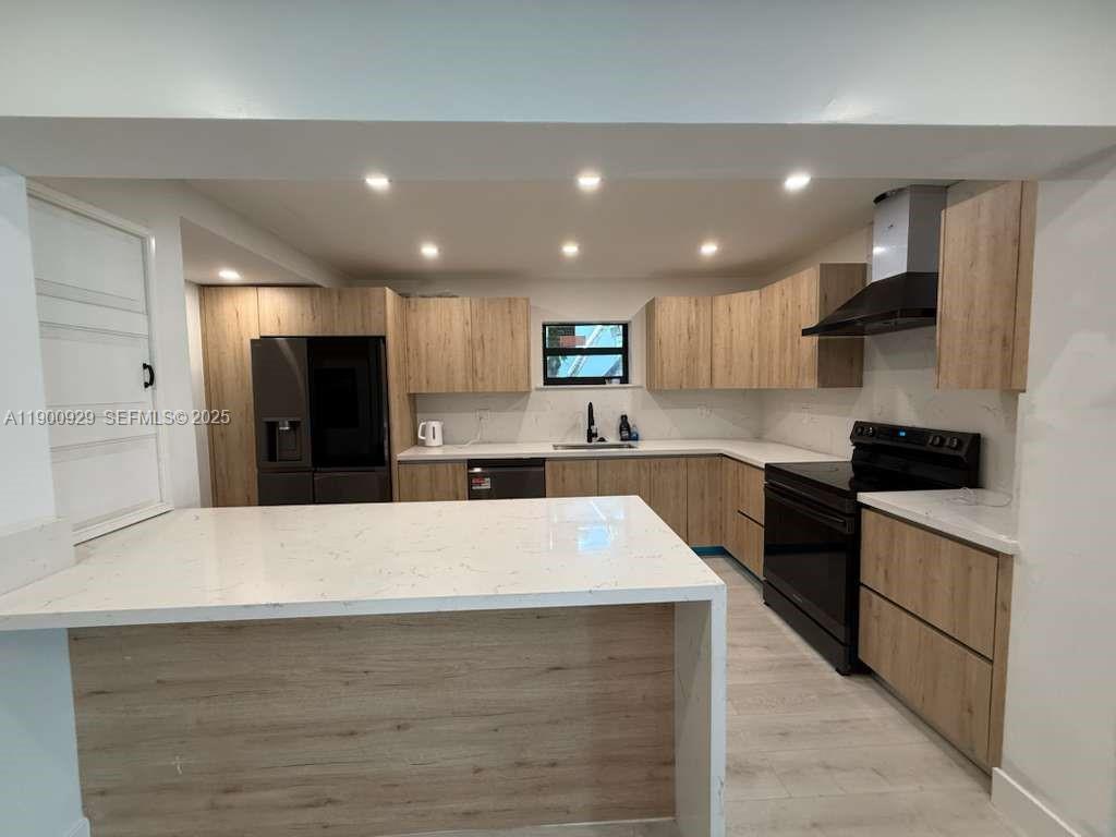 HOLLYWOOD PARK - Residential Lease