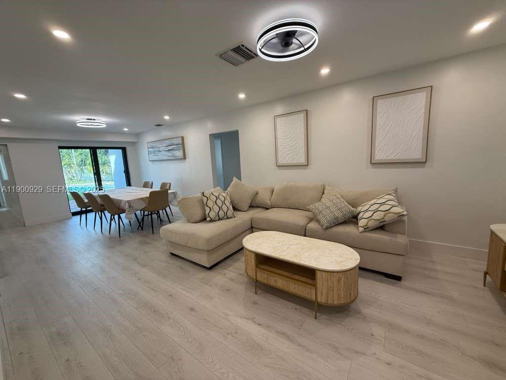 HOLLYWOOD PARK - Residential Lease