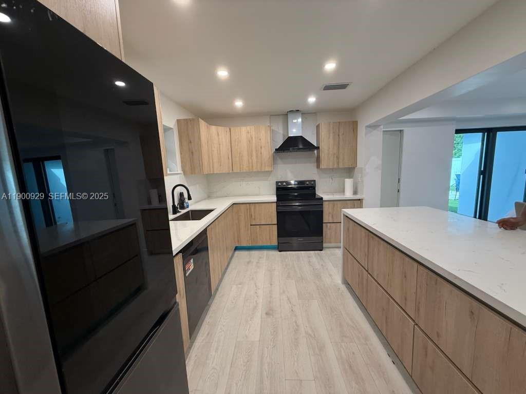 HOLLYWOOD PARK - Residential Lease