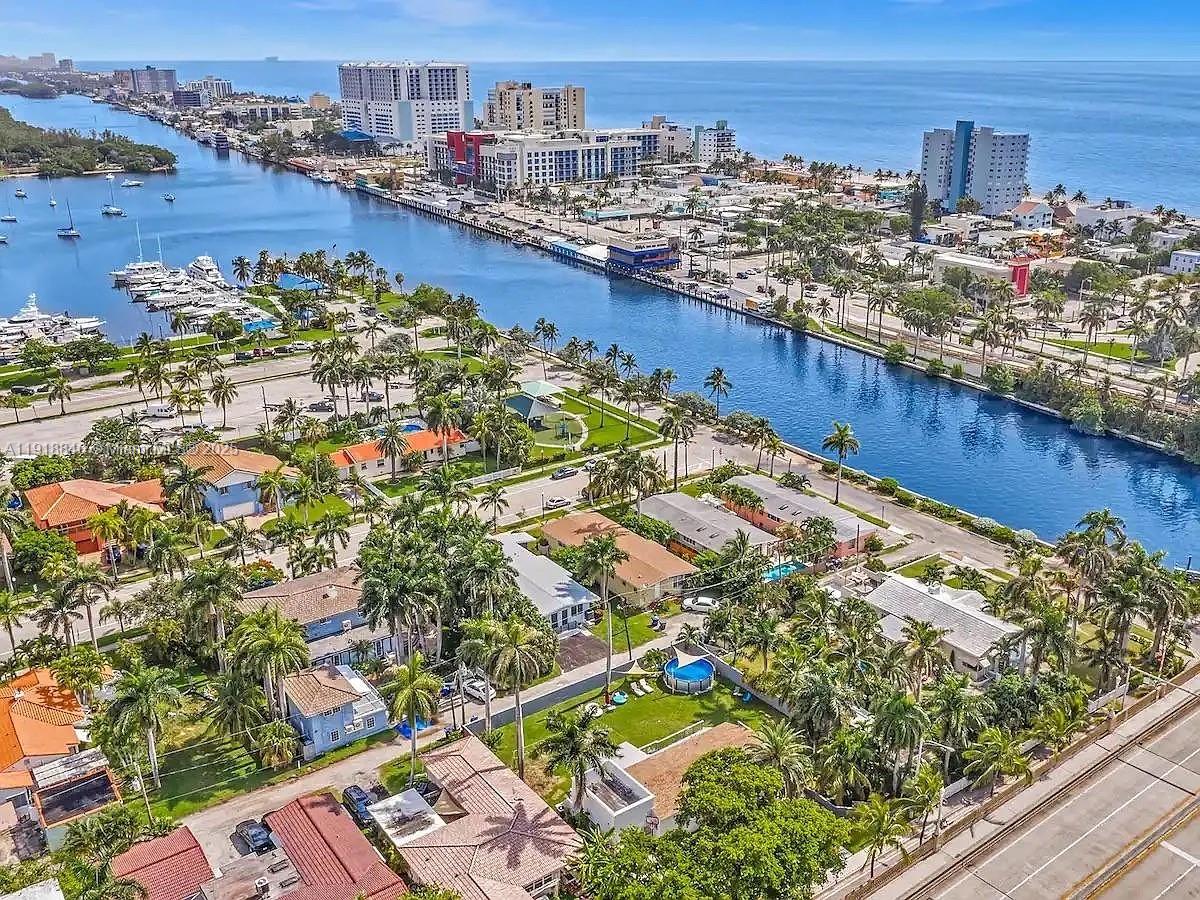 HOLLYWOOD LAKES SECTION - Residential Lease