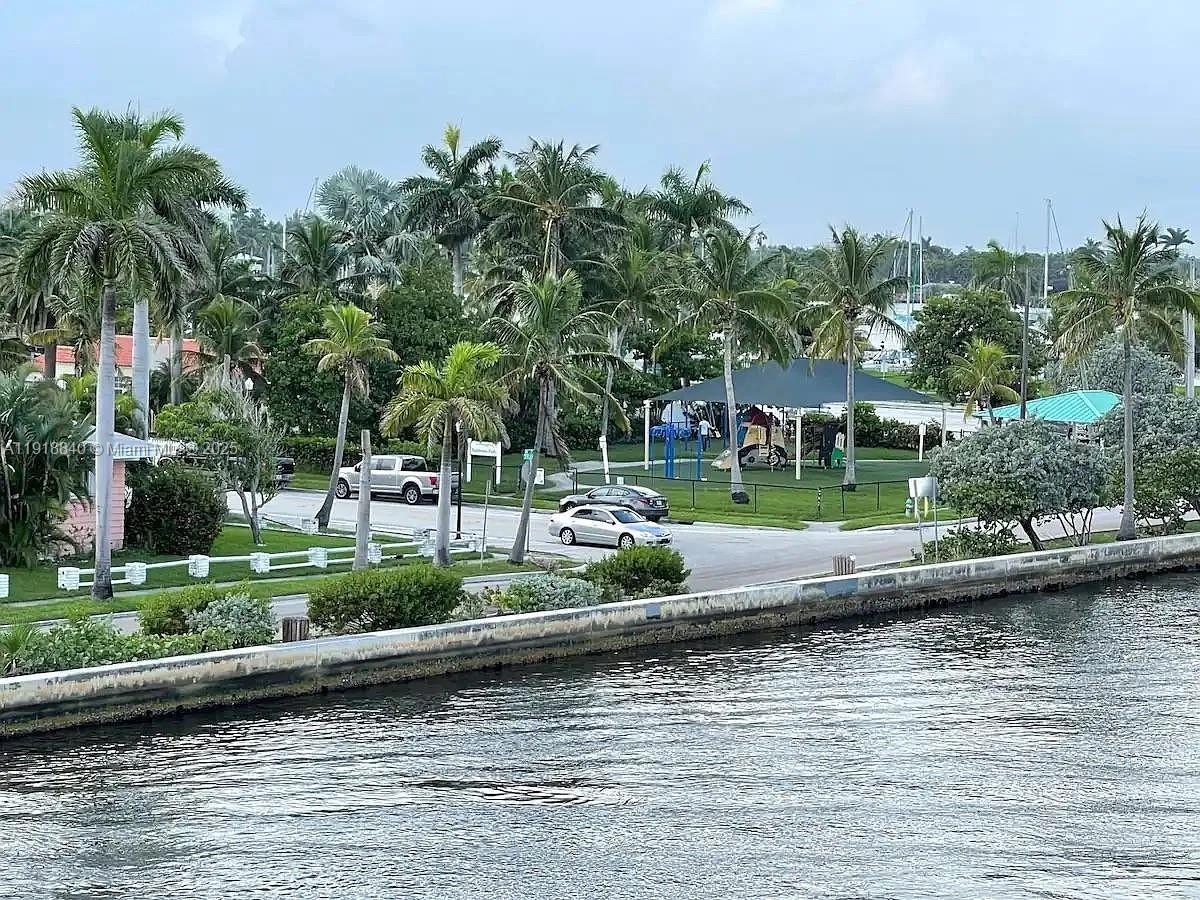 HOLLYWOOD LAKES SECTION - Residential Lease