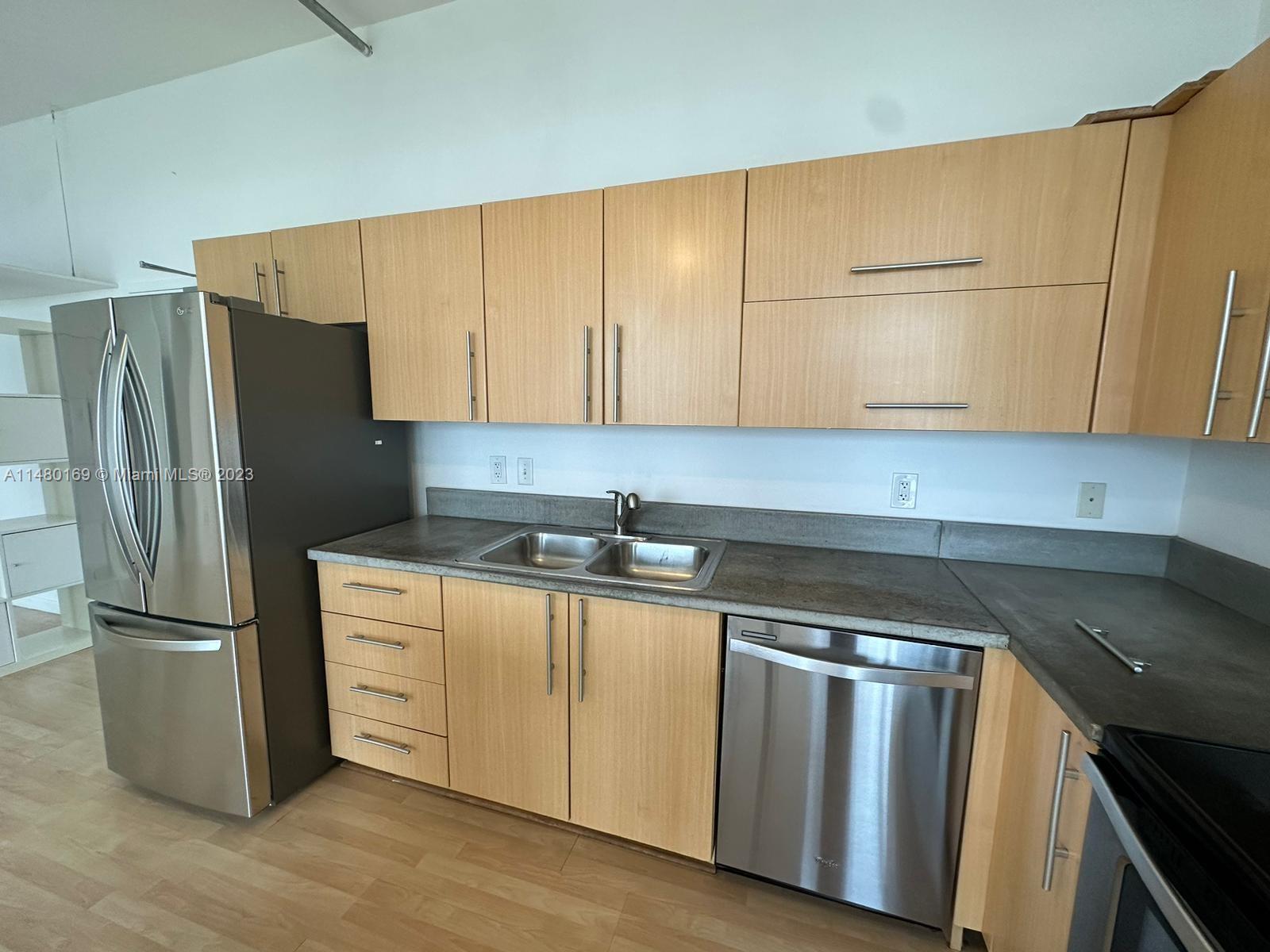 Lovely large one bedroom condo in the heart of Miami. Spacious living room, gorgeous kitchen, two full bathrooms, laundry inside of the unit. Building has a beautiful pool and gym. Dont miss this opportunity.