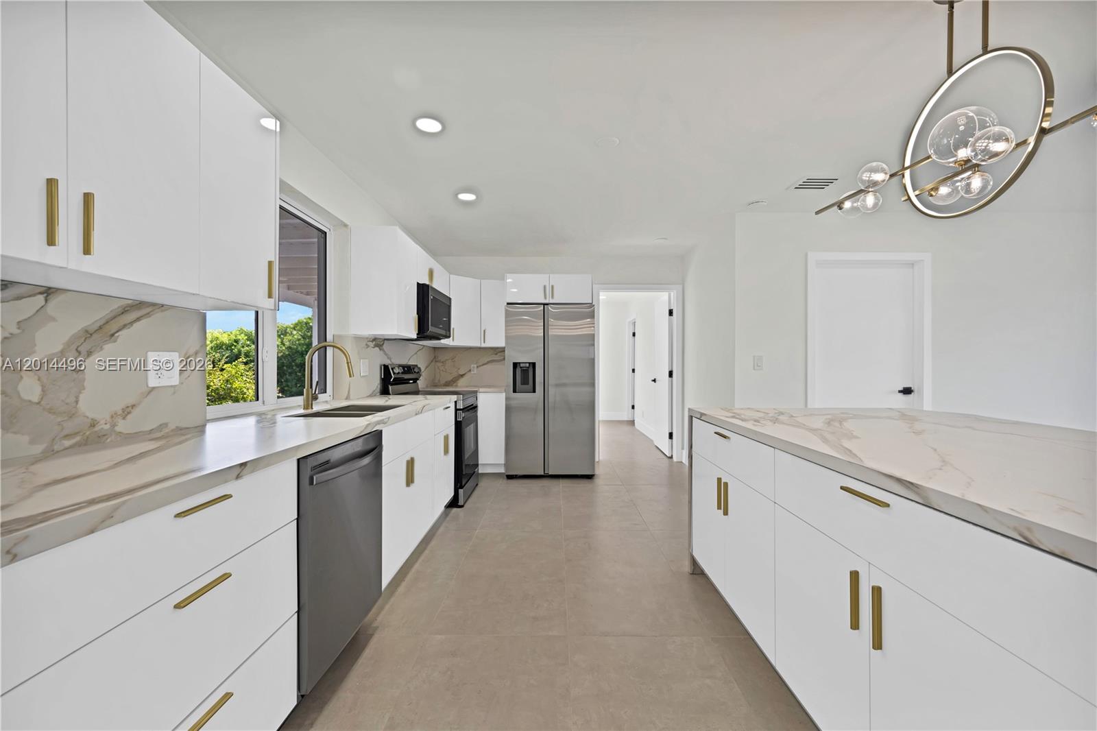 HOLLYWOOD HILLS - Residential