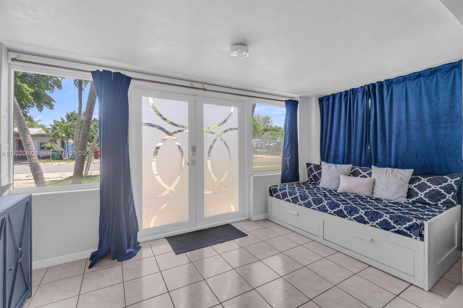 NORTH HOLLYWOOD - Residential Lease