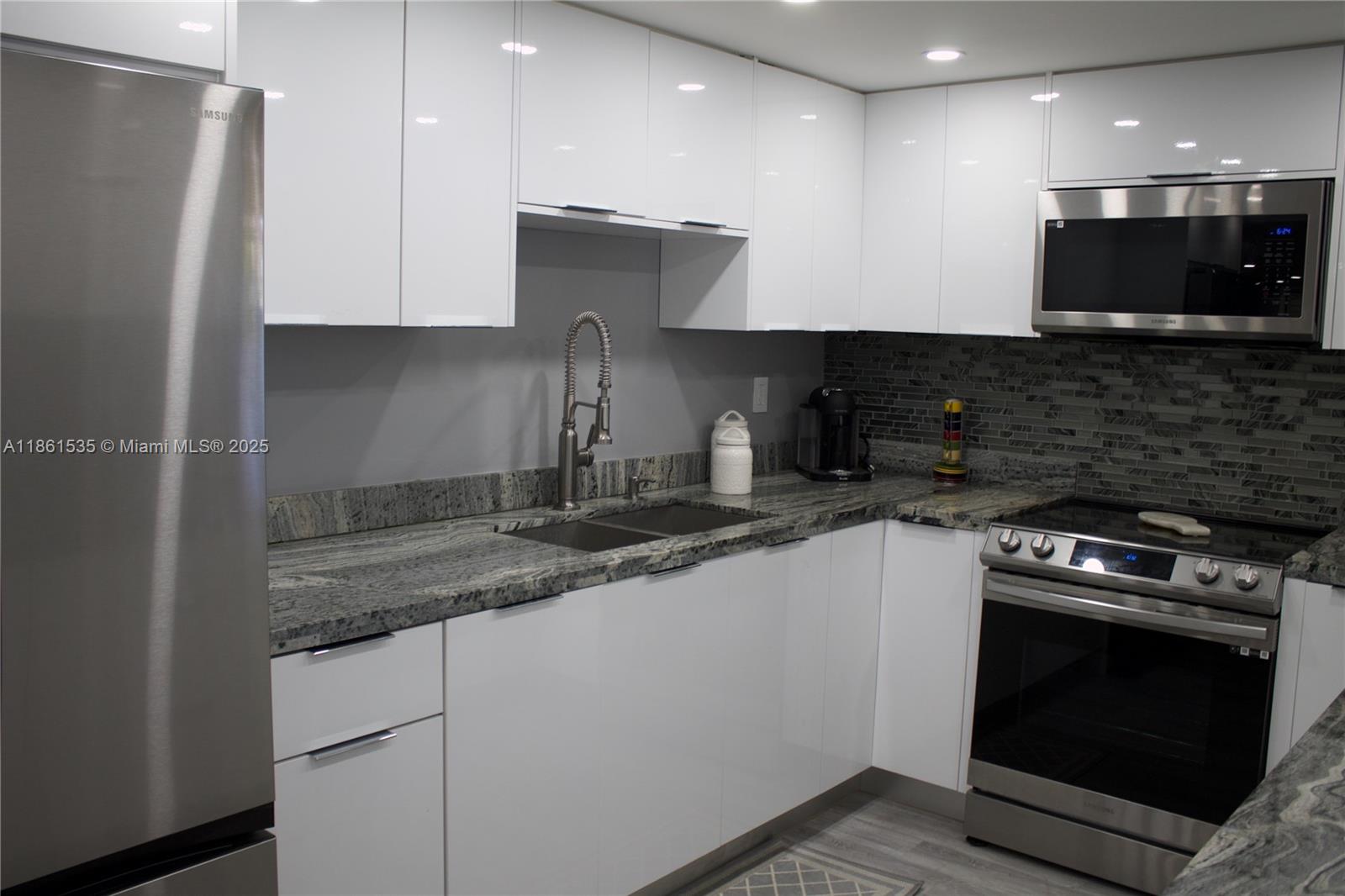 18TH HOLE AT INVERRARY CO - Residential