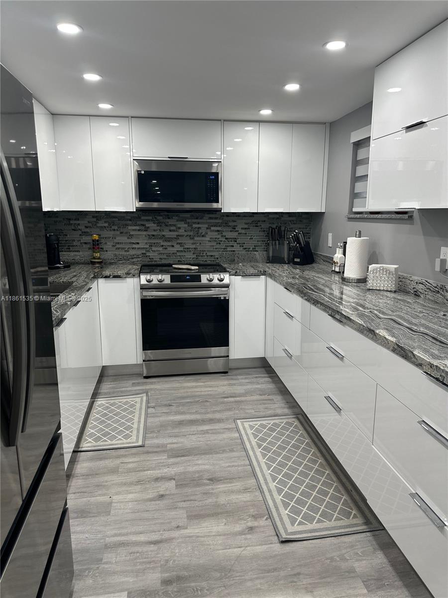 18TH HOLE AT INVERRARY CO - Residential