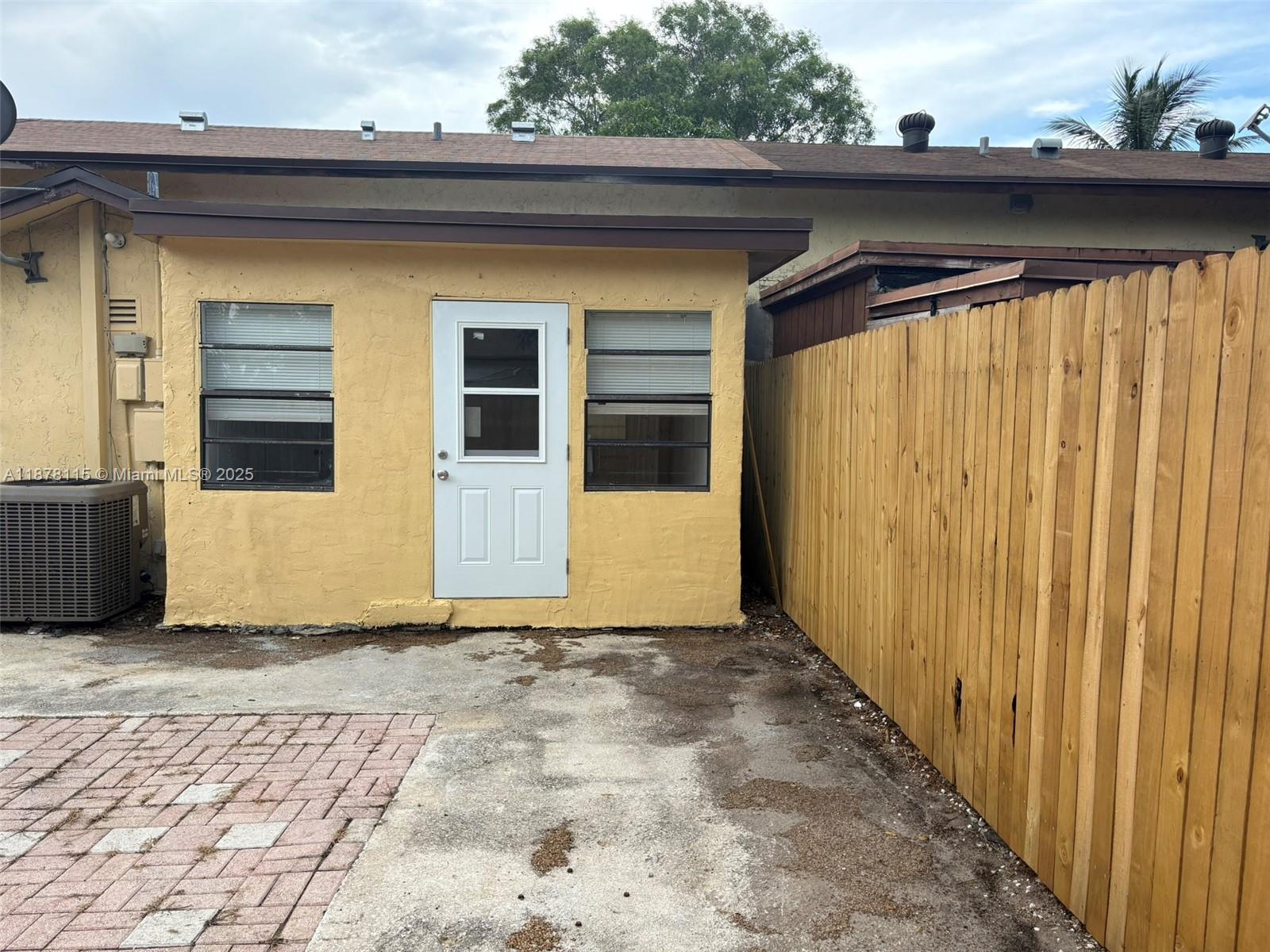 LAKE ISLAND - Residential