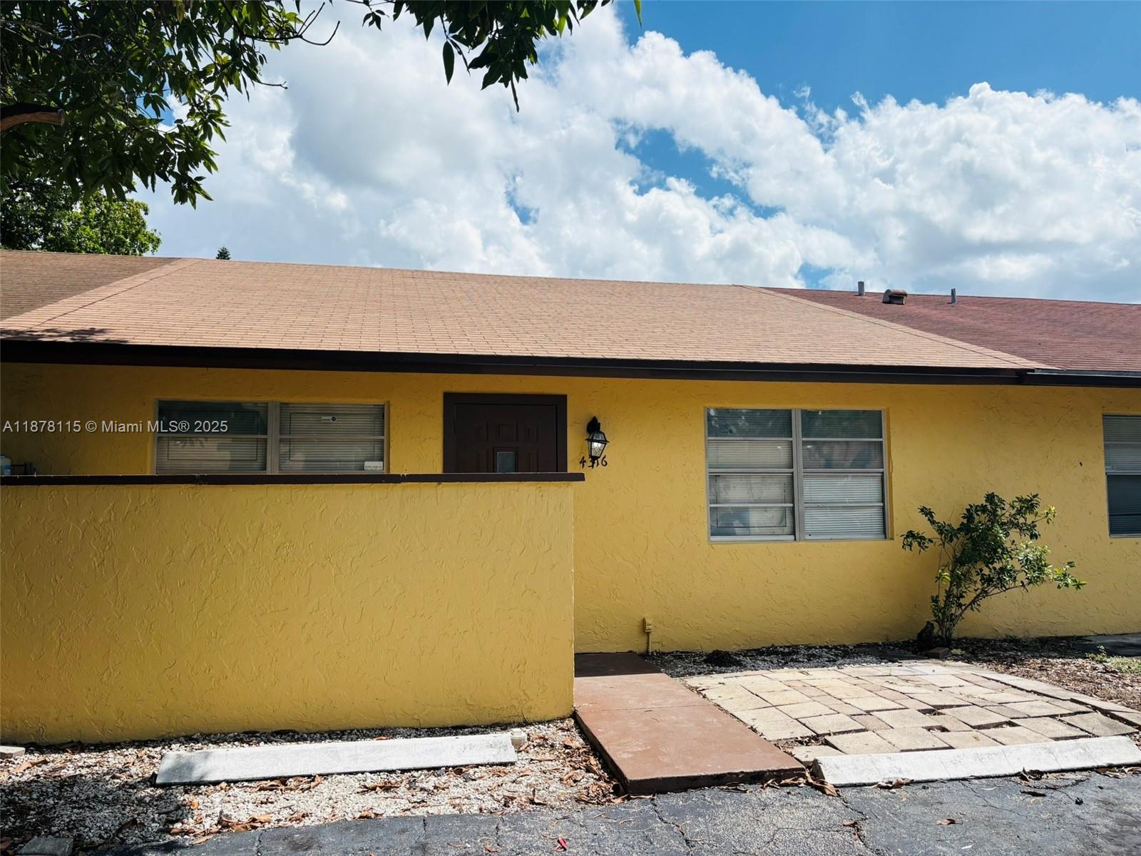 INVESTMENT OPORTUNITY|2X1 VILLA WITH A EXTRA FLORIDA ROOM| DISCOVER A FANTASTIC INVESTMENT OPORTUNITY WITH THIS PROPERTY, OFFERING GREAT PONTENTIAL FOR FUTURE RETURNS| JUST DO YOUR FINAL TOUCHES| THE PROPERTY HAS A NEW ROOF |NEW VANISTY | GOOD STAIN STEALL REFURBISHED APPLIANCES | CLOSE TO ALL MAJOR HWY | VERY LOW HOA $ 130.00 QUARTELY |NO LEASE RESTRICTION | DON'T MISS IT!!