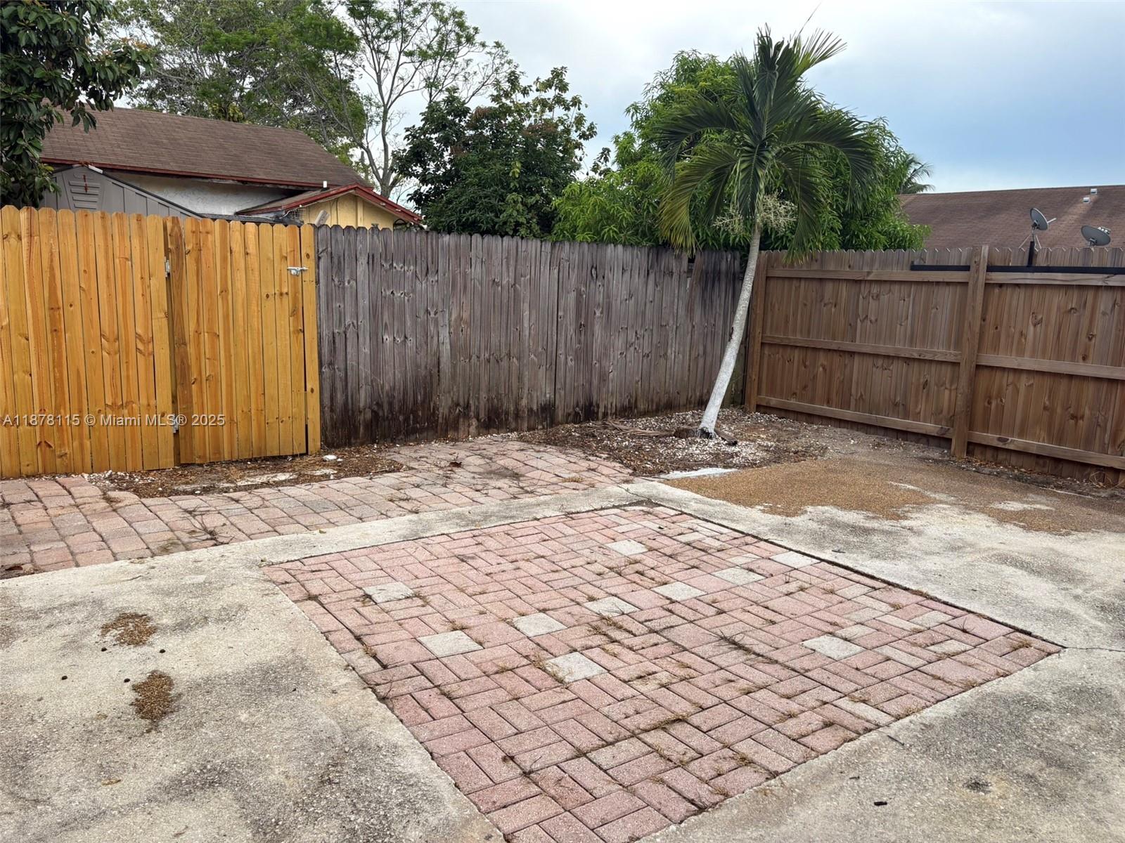 LAKE ISLAND - Residential