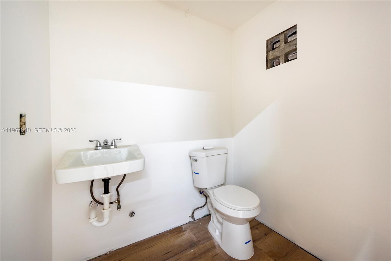 Main image without alt text