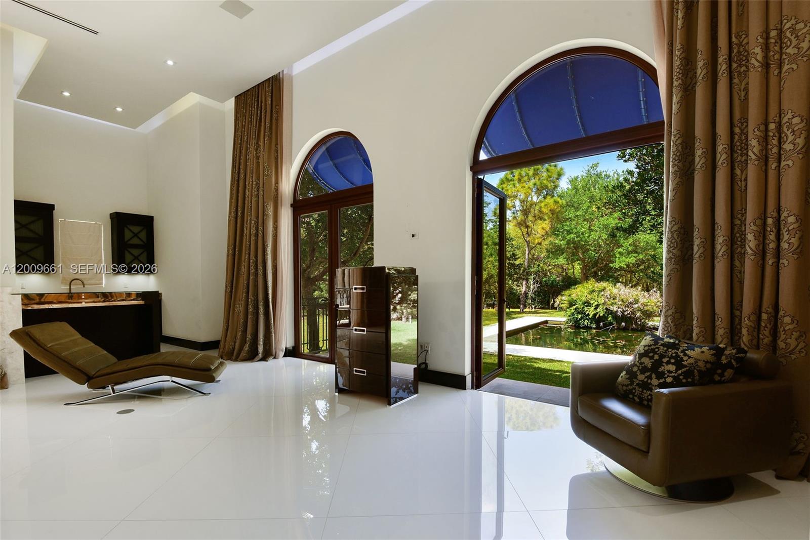 TOWN & RANCH ESTS - Residential