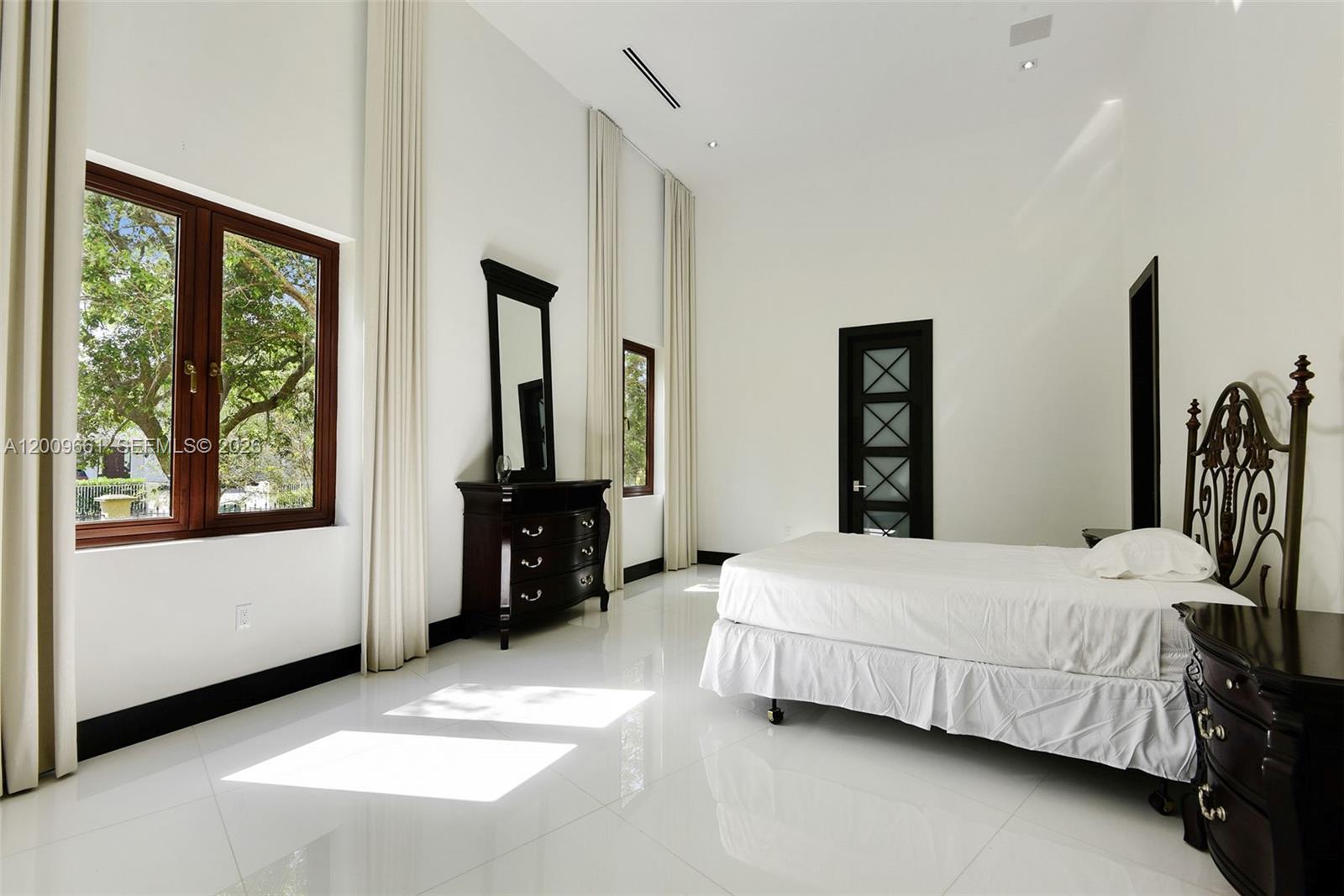 TOWN & RANCH ESTS - Residential