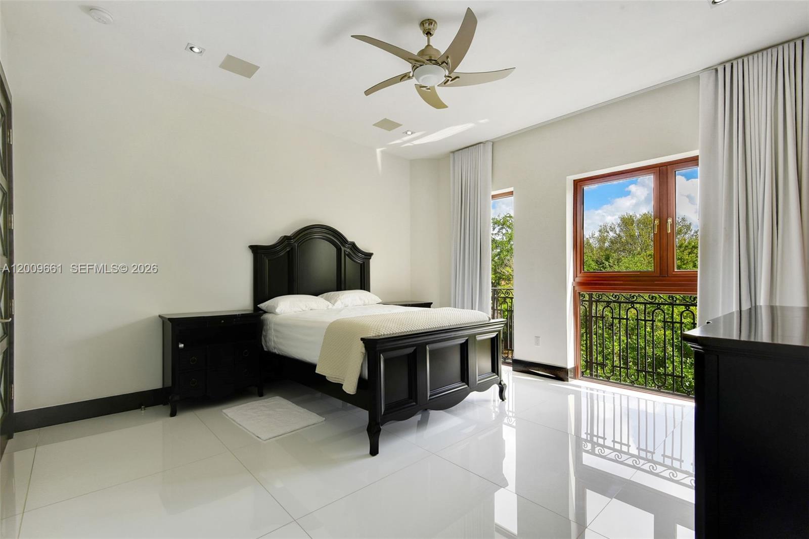 TOWN & RANCH ESTS - Residential