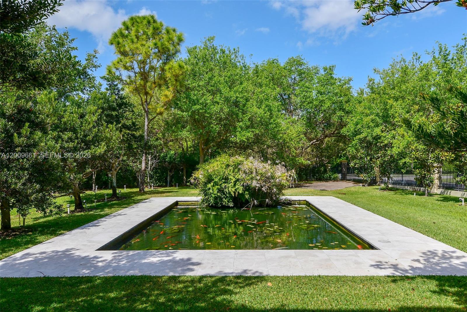 TOWN & RANCH ESTS - Residential