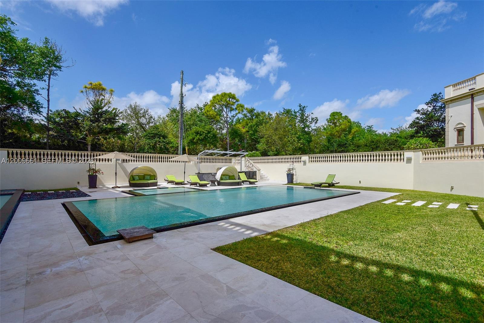 TOWN & RANCH ESTS - Residential