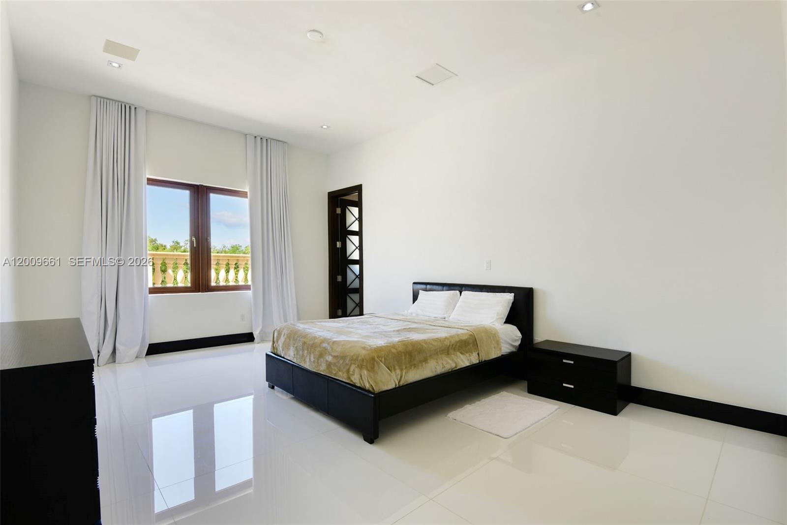 TOWN & RANCH ESTS - Residential