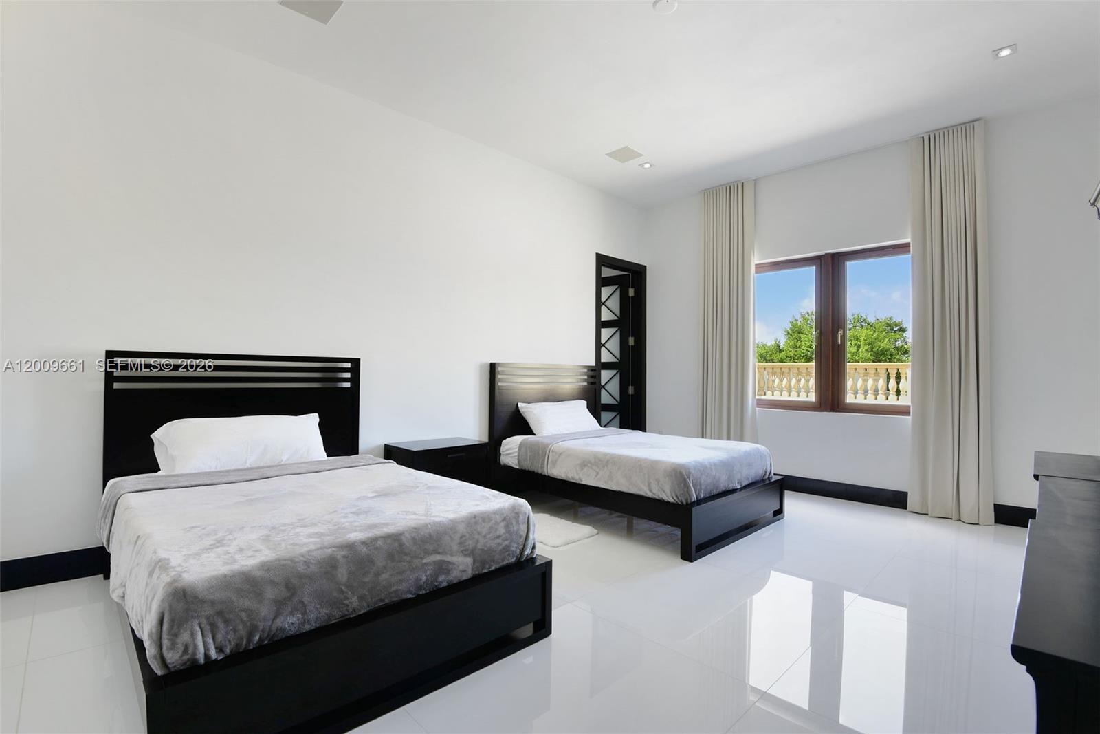 TOWN & RANCH ESTS - Residential