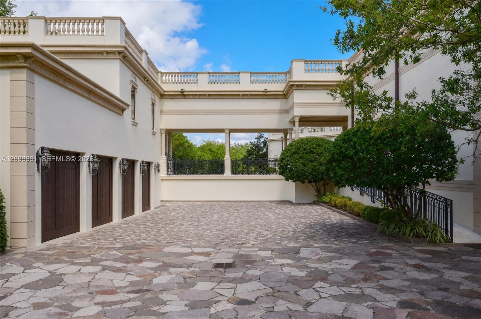 TOWN & RANCH ESTS - Residential