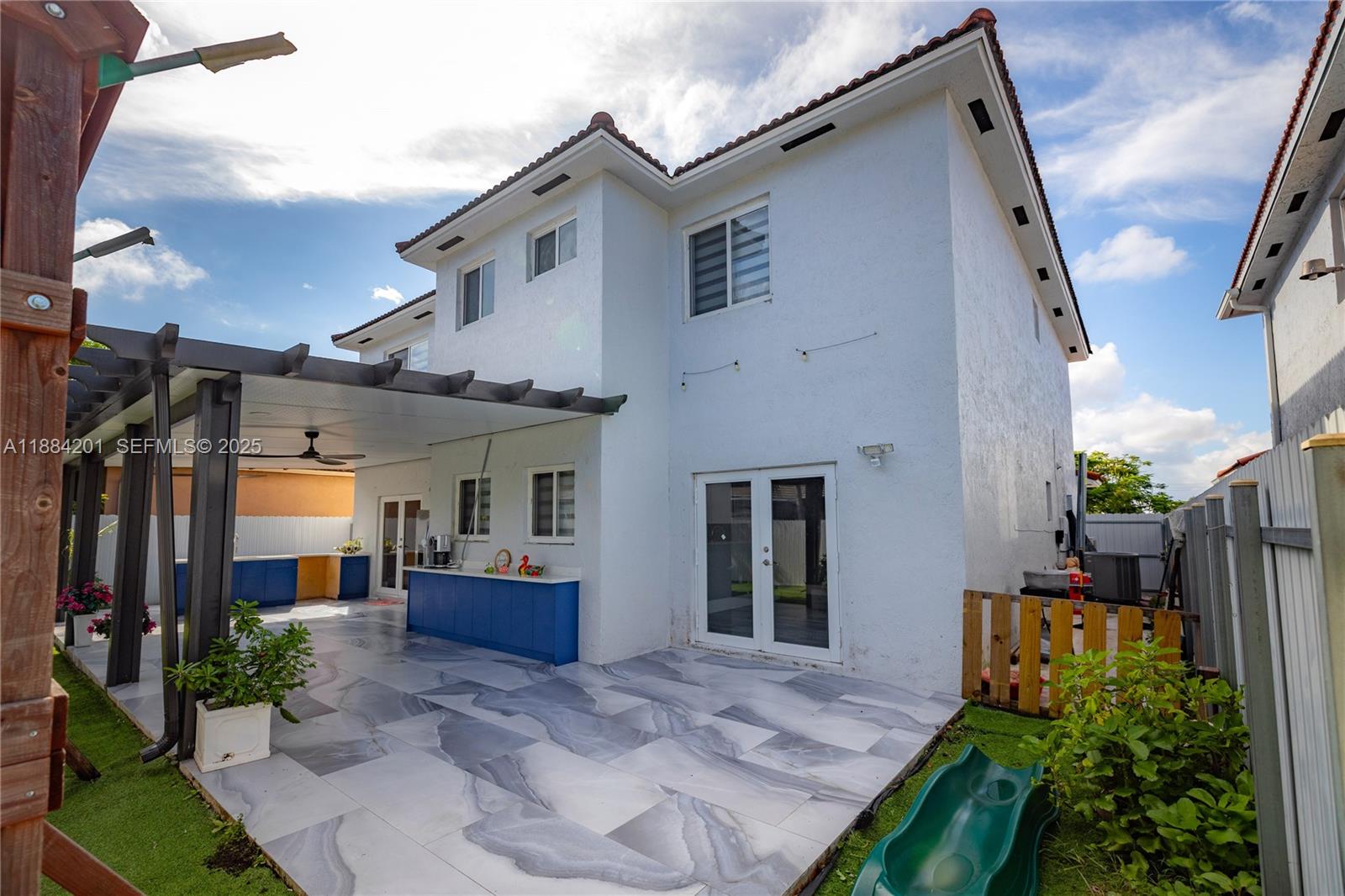 PELICANS POINT A T MILLER - Residential