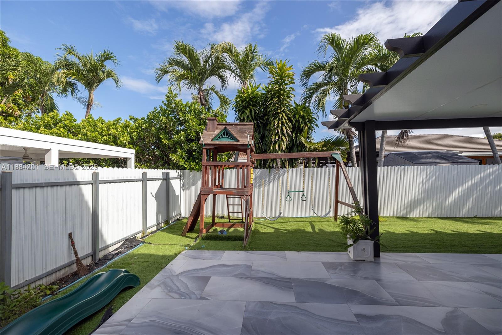 PELICANS POINT A T MILLER - Residential