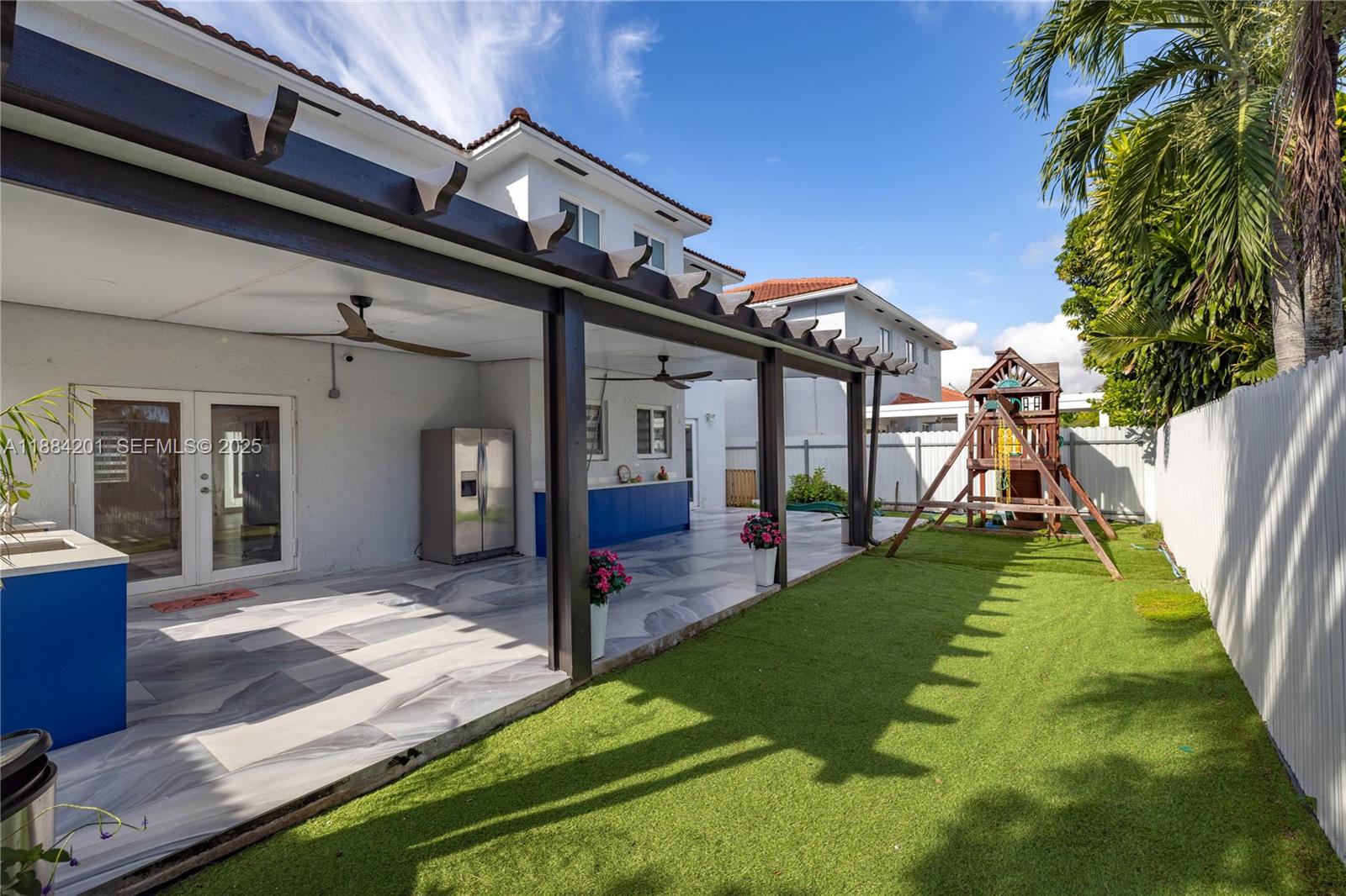 PELICANS POINT A T MILLER - Residential