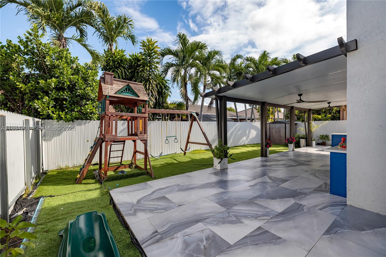 PELICANS POINT A T MILLER - Residential