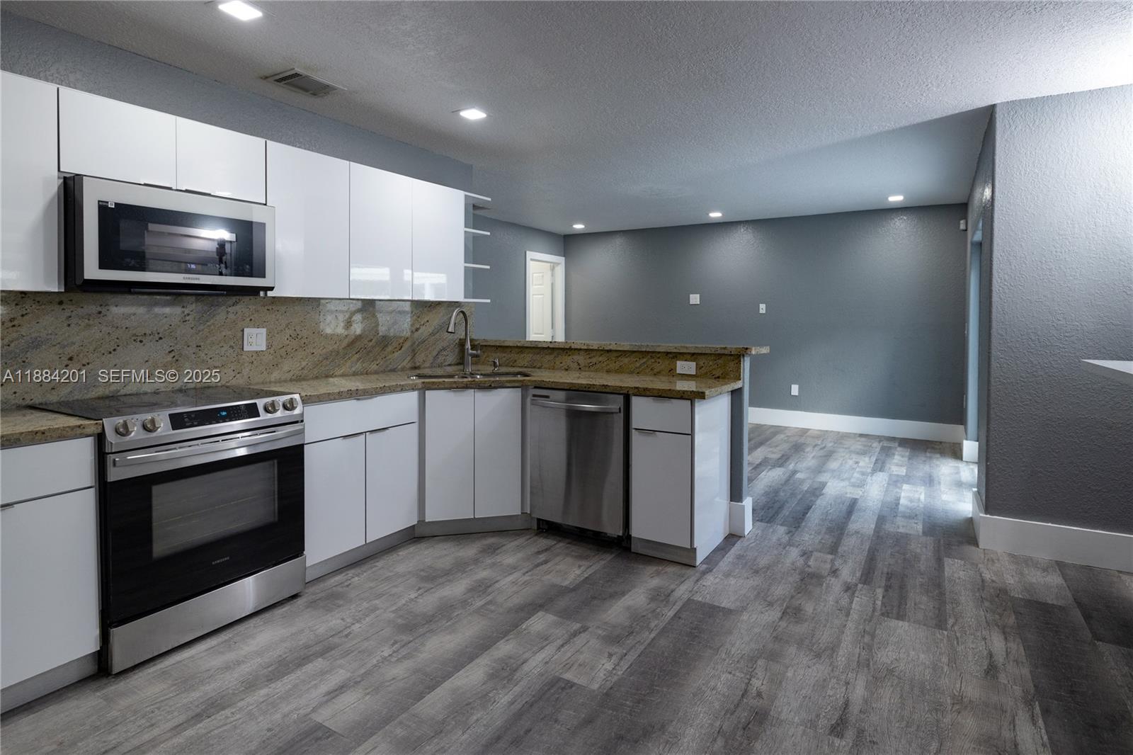 PELICANS POINT A T MILLER - Residential