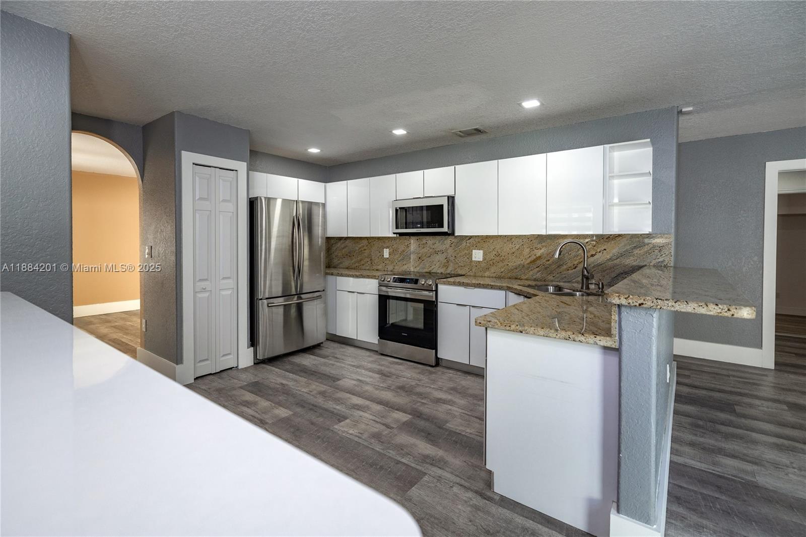 PELICANS POINT A T MILLER - Residential